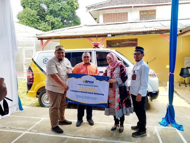 BPKH dan DT Peduli Serahkan Bantuan Ambulans untuk Yayasan Ruang Baik Bersama