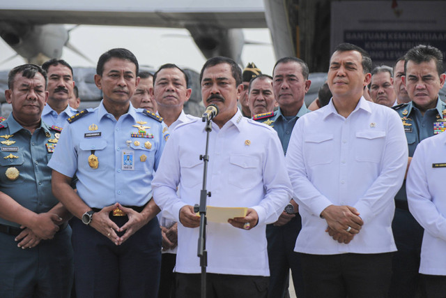 Menteri dan Wamen Imigrasi dan Pemasyarakatan, Agus Andrianto dan Silmy Karim melakukan penyerahan bantuan sosial untuk korban Erupsi Gunung Lewotobi di Lanud Halim Perdanakusuma, Jakarta, Senin (25/11/2024). Foto: Iqbal Firdaus/kumparan