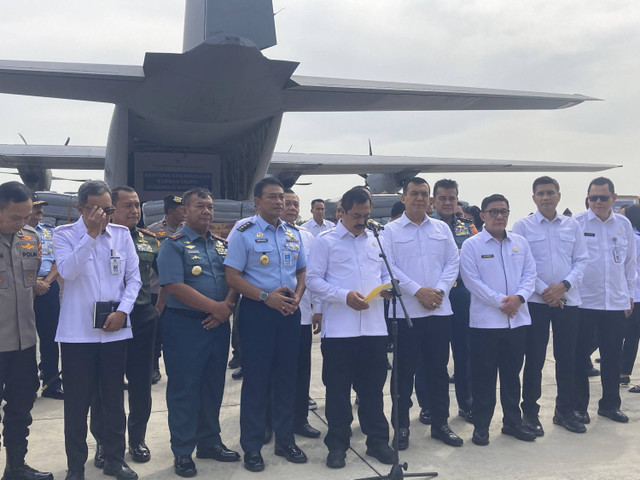 Menteri Imigrasi dan Permasyarakat Indonesia Agus Andrianto menjawab pertanyaan wartawan di Halim Base Ops, Jakarta Timur, Senin (25/11/2024). Foto: Alya Zahra/kumparan 