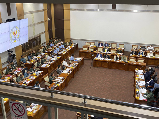 Suasana rapat komisi I bersama Kemenhan, Panglima TNI, Wakasad, Kasal, dan Kasau di gedung Parlemen, Jakarta pada Senin (25/11/2024). Foto: Abid Raihan/kumparan