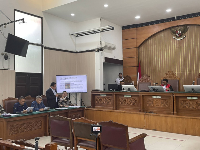 Pengacara membacakan kesimpulan dalam sidang lanjutan praperadilan Tom Lembong di Pengadilan Negeri (PN) Jakarta Selatan, Senin (25/11/2024). Foto: Fadhil Pramudya/kumparan