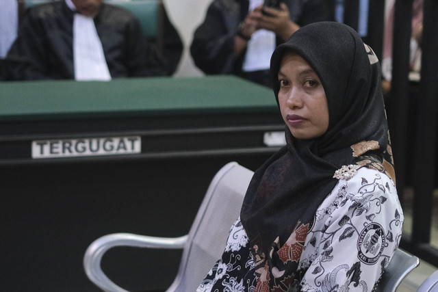 Guru honorer SDN 4 Baito Supriyani bersiap menjalani sidang vonis kasus dugaan penganiyaan kepada muridnya di Pengadilan Negeri Andoolo, Konawe Selatan, Sulawesi Tenggara, Senin (25/11/2024). Foto: Andry Denisah/ANTARA FOTO