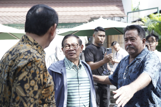 Ahok dan Pramono Sarapan Gudeg di Warung Bang Doel, Senin (25/11/2024). Foto: Dok. Tim Pramono-Rano