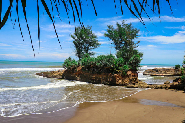 Oleh-oleh khas Bengkulu. Foto pantai di Bengkulu Tengah. Sumber: Unsplash/Fiqri Susanto