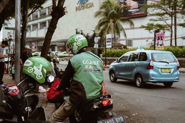 Apakah Gojek Bisa Masuk Bandara Juanda. Foto hanya ilustrasi, bukan tempat sebenarnya. Sumber: unsplash.com/Afif Ramdhasuma