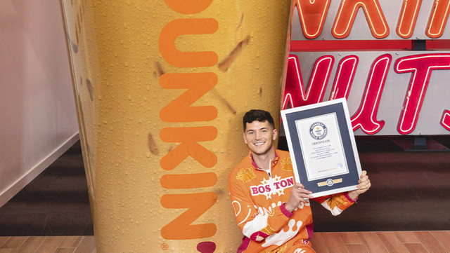 Celebrity chef Nick DiGiovanni kolaborasi bareng Dunkin' berhasil memecahkan rekor dunia dengan menyajikan es latte terbesar di dunia. Foto: Dok. Guinnessworldrecords