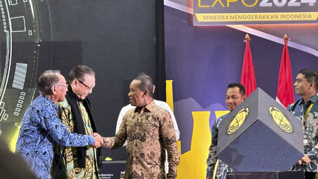 Menteri ESDM Bahlil Lahadalia dalam acara Minerba Expo 2024, Senin (25/11/2024). Foto: Ave Airiza Gunanto/kumparan