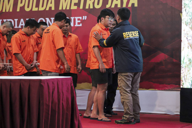 Tersangka dihadirkan saat konferensi pers terkait kasus judi online yang melibatkan pegawai di Kementerian Komunikasi dan Digital (Komdigi) di Polda Metro Jaya, Jakarta, Senin (25/11/2024). Foto: Iqbal Firdaus/kumparan