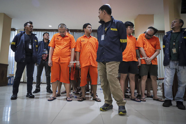 Tersangka dihadirkan saat konferensi pers terkait kasus judi online yang melibatkan pegawai di Kementerian Komunikasi dan Digital (Komdigi) di Polda Metro Jaya, Jakarta, Senin (25/11/2024). Foto: Iqbal Firdaus/kumparan