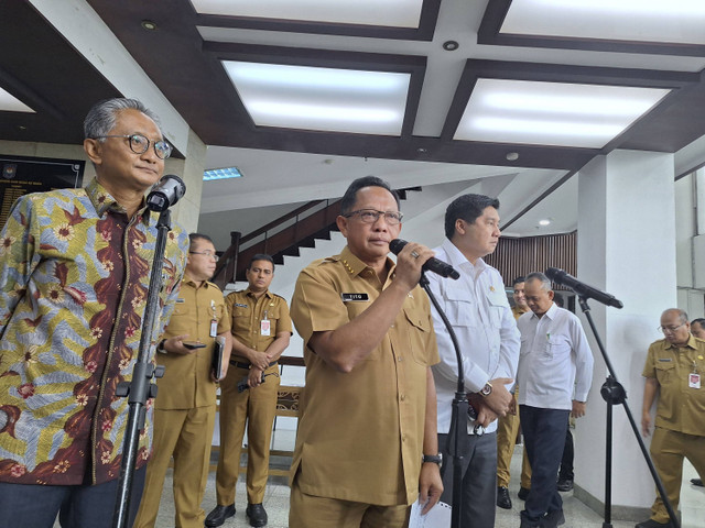 Menteri Dalam Negeri Tito Karnavian, Menteri Perumahan dan Kawasan Permukiman (PKP) Maruarar Sirait dan Menteri Pekerjaan Umum (PU) Dody Hanggodo usai Rapat Koordinasi Penyiapan 3 Juta Rumah di Kantor Kemendagri, Jakarta Pusat pada Senin (25/11/2024) Foto: Argya D. Maheswara/kumparan 