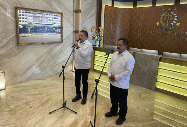 Jaksa Agung ST Burhanuddin dan Menteri Imigrasi dan Pemasyarakatan Agus Handriyanto saat dijumpai di Kejagung RI, Jaksel, Senin (25/11/2024). Foto: Thomas Bosco/kumparan