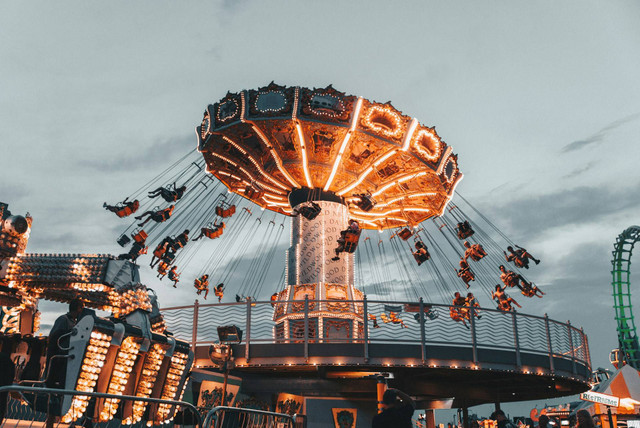 Wahana di Batu Night Spectacular. Foto Hanya Ilustrasi, Bukan Tempat Sebenarnya. Sumber Unsplah Ethan Hoover