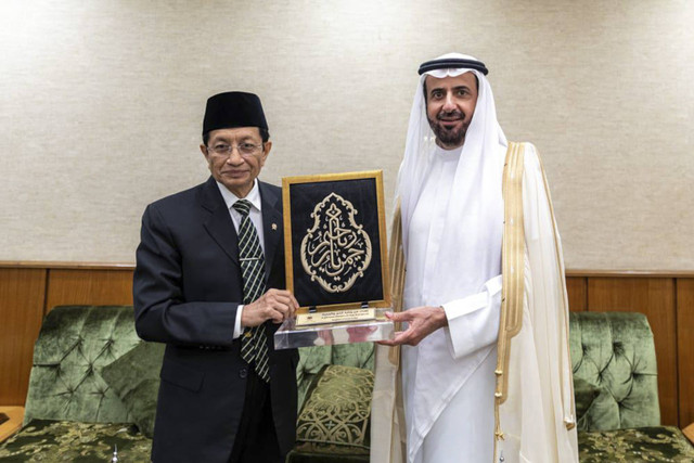 Menteri Agama RI Nasaruddin Umar bertemu dengan Menteri Haji dan Umrah Arab Saudi Tawfiq F Al Rabiah di Masjidil Haram, Makkah, Minggu (24/11/2024). Foto: Dok. Kemenag