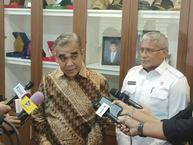 Ketua MPR RI Ahmad Muzani dan Kepala Badan Narkotika Nasional Republik Indonesia (BNN RI) Marthinus Hukom, di Kompleks Parlemen, Senayan, Jakarta, Senin (25/11/2024). Foto: Haya Syahira/kumparan