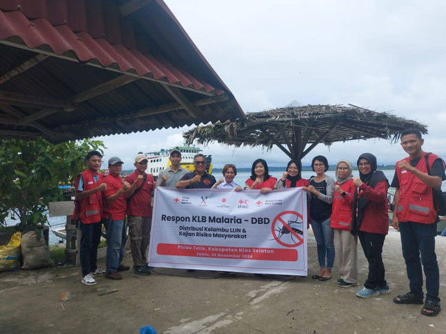 Kabid Kesehatan dan Sosial PMI Pusat Dr. Weka dan Kadinkes Nias Selatan, dokter Heni dan tim  PMI dalam Respon tanggap darurat KLB Malaria di Pulau Tello Nias-Selatan