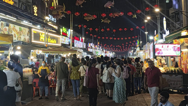 Suasana pusat kuliner di Jalan Bukit Bintang, Kuala Lumpur, Sabtu (23/5/2024). Foto: Jonathan Devin/kumparan