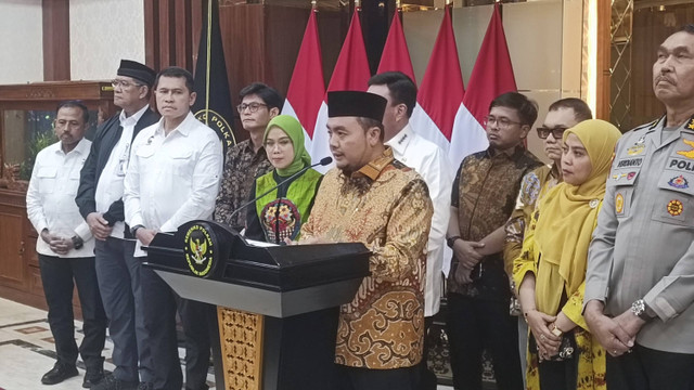 Ketua KPU RI Mochammad Afifuddin saat dijumpai usai rapat dengan Menkopolkam Budi Gunawan, Senin (25/11/2024). Foto: Thomas Bosco/kumparan