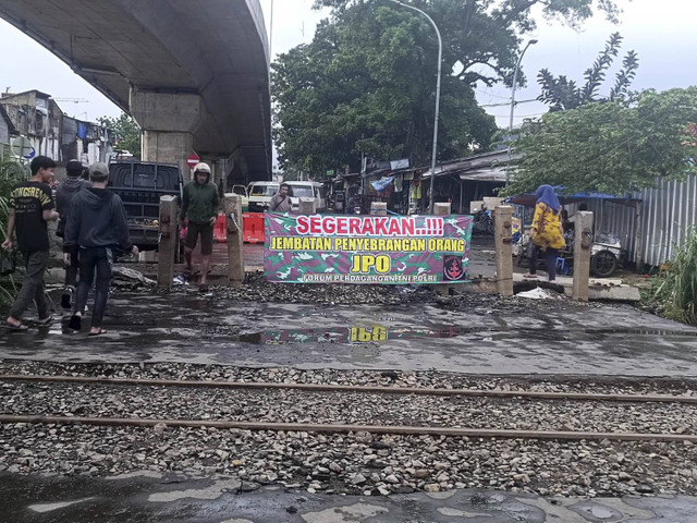 Aksi protes pedagang di sekitar Jalur Perlintasan Langsung (JPL) 157 Ciroyom yang meminta segera dibangun JPO. Foto: Dok. Humas KAI Daop 2 Bandung