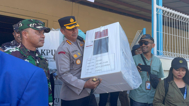 Pergeseran logistik Pilkada Wali Kota Jayapura ke Distrik Muara Tami yang berbatasan langsung dengan negara Papua Nugini. Foto: Polresta Jayapura Kota.