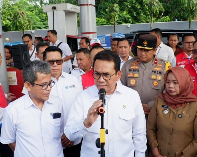 Mendag Budi Santoso saat mendatangi SPBU di Jakal Km 10, Ngaglik, Sleman, yang ditutup karena terindikasi curang, Senin (25/11). Foto: Dok. Polresta Sleman