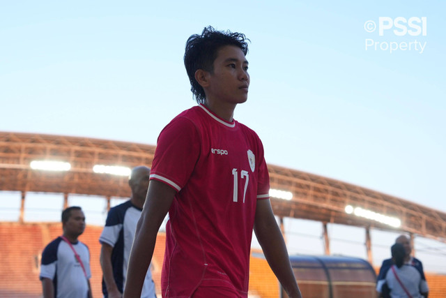 Vivi Oktavia, pemain Timnas Wanita Indonesia, saat bermain di pertandingan melawan Kamboja di ASEAN Women's Cup 2024 Laos, Sabtu (23/11). Foto: PSSI