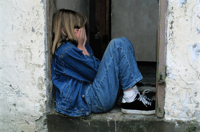 source : https://pixabay.com/photos/child-is-sitting-jeans-in-the-door-1816400/