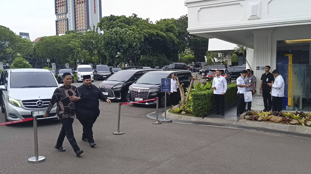 Cucu Presiden Pertama Republik Indonesia Soekarno, Mohammad Mahardika Suprapto menemui Presiden Prabowo Subianto di Istana Negara, Senin (25/11/2024). Foto: Zamachsyari/kumparan