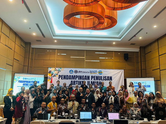 Foto narasumber, penyelenggara dan para peserta workshop