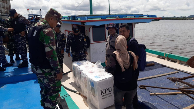 Personel TNI-Polri di Ketapang saat mengantarkan logistik ke daerah-daerah terpencil di Kecamatan Kendawangan. Foto: Dok. Polres Ketapang