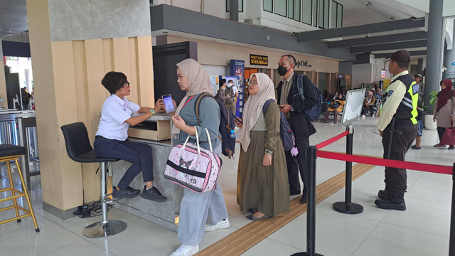 Hilir mudik penumpang di stasiun Surabaya Gubeng, Senin (25/11). Foto: Humas Daop 8 Surabaya