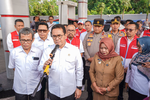 Menteri Perdagangan, Budi Santoso, bersama Direktur Utama Pertamina Patra Niaga, Riva Siahaan, saat meninjau SPBU Sleman yang disegel, Senin (25/11). Foto: Tim Media Pertamina Patra Niaga