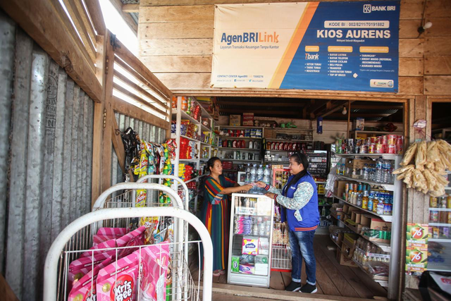 Agen Mitra UMi Siti Khusnul Khotimah yang membuka toko kelontong ‘Toko Aurens’ di Merauke, Papua. Foto: Dok. BRI