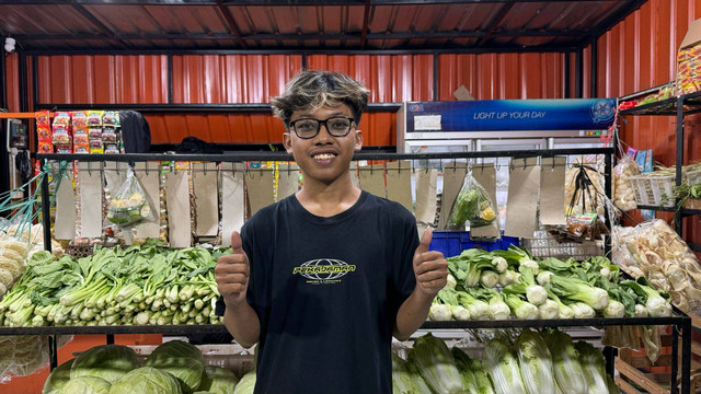 Karyawan Kedai Sayur Mayur 24 Jam YK, Fahri Sukma, ketika ditemui di tokonya, Kamis (14/11). Foto: Muhammad Hafiq/Pandangan Jogja