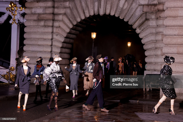 Sumber: Getty Images Maison Margiela : Runway - Paris Fashion Week - Haute Couture Spring/Summer 2024