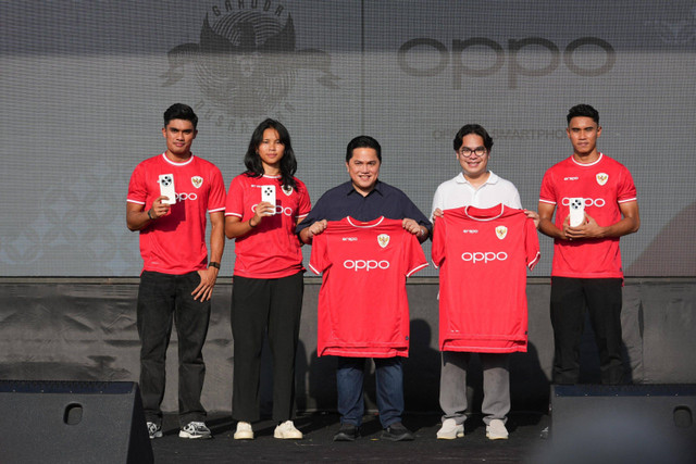 Ketum PSSI Erick Thohir menyaksikan MoU dengan Oppo sebagai Official Smartphone Partner untuk Timnas di Nusa Dua, Bali, Sabtu (23/11/2024). Foto: PSSI