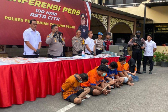 Polisi menunjukkan tersangka dan barang bukti kasus narkoba di Polres Pelabuhan Tanjung Perak Surabaya, Senin (25/11/2024). Foto:  Farusma Okta Verdian/kumparan