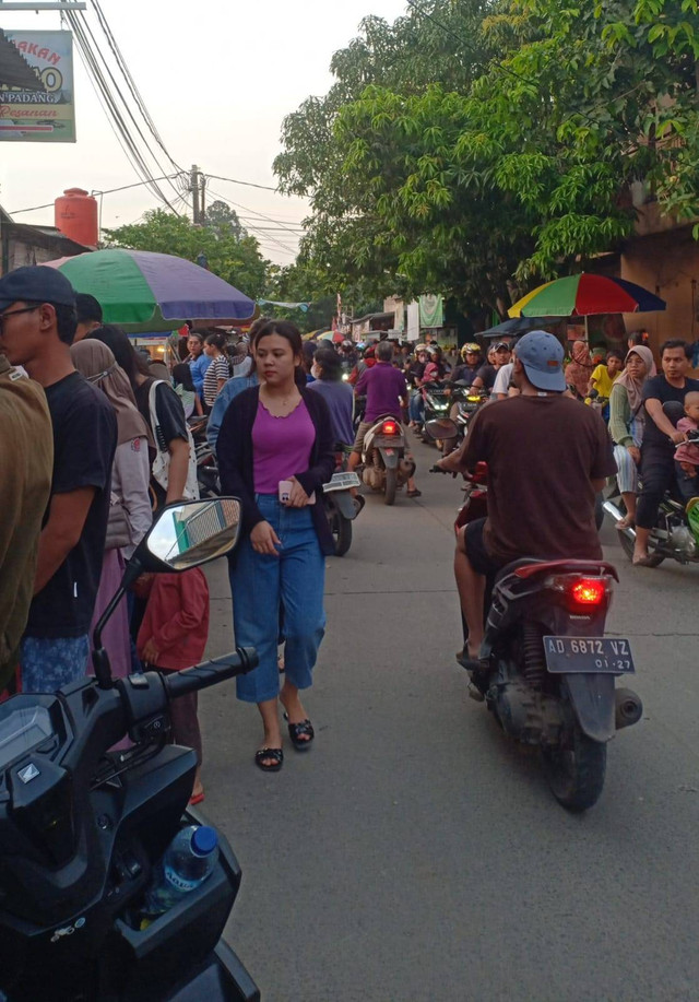 Gambar 1. Suasana Keramaian Di Pasar Bebas (Tradisional). Sumber : Koleksi Foto Pribadi