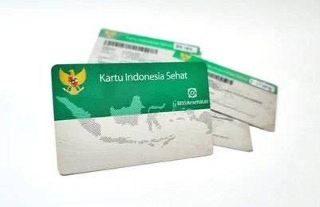 Ilustrasi Kartu Indonesia Sehat: https://www.shutterstock.com/id/image-photo/malang-indonesia-january-2023-stack-kartu-2262635773