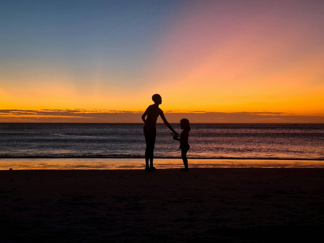 ilustrasi ibu dan anaknya (Sumber Pexels: https://www.pexels.com/id-id/foto/siluet-keluarga-saat-matahari-terbenam-di-pantai-brasil-29526310/ )