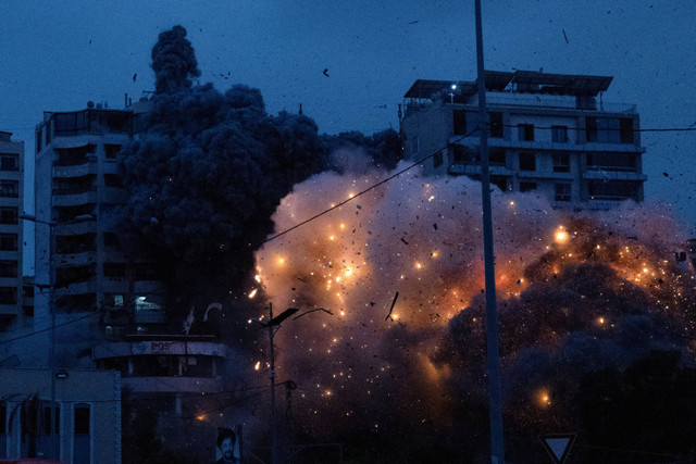 Momen serangan Israel terhadap sebuah gedung di distrik Chiyah, pinggiran selatan Beirut, Lebanon, Senin (25/11/2024). Foto: Adnan Abidi/ REUTERS