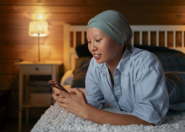 ilustrasi pasien kanker memanfaatkan inovasi tele-health (https://www.freepik.com/free-photo/portrait-woman-with-cancer-using-smartphone-home_94493103.htm#fromView=search&page=1&position=0&uuid=b6d72514-12e0-417e-9348-45bf557d96b6)