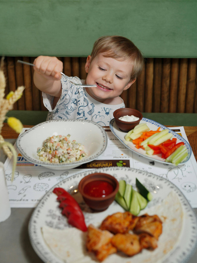 Foto oleh Nadin Sh dari Pexels: https://www.pexels.com/id-id/foto/anak-bahagia-menikmati-makanan-sehat-di-rumah-28442522/