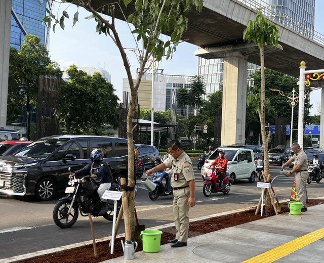 PJ Gubenur DKI Jakarta Teguh Setyabudi menghadiri kegiatan penanaman pohon. Foto: Rayyan Farhansyah/kumparan