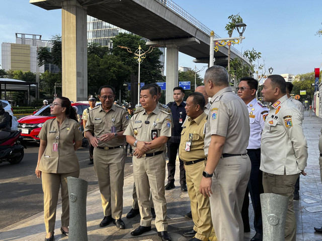 PJ Gubenur DKI Jakarta Teguh Setyabudi menghadiri kegiatan penanaman pohon. Foto: Rayyan Farhansyah/kumparan