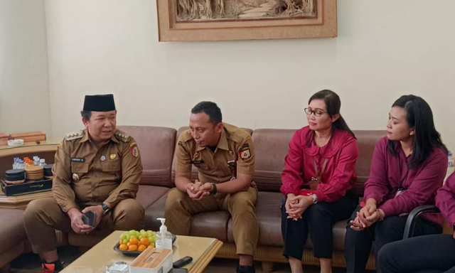 Bupati Jember Hendy Siswanto (kiri) saat ke Bank Jatim cabang Jember. Foto: Dok. Istimewa