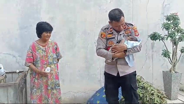 Bayi laki-laki ditemukan dalam kardus di samping bak sampah di depan Panti Asuhan Putri Mutiara Perum Korpri, Korpri Raya, Sukarame, Kota Bandar Lampung. | Foto: Dok Istimewa