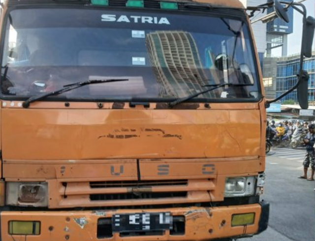 Tabrakan beruntun di Slipi, Jakbar, Selasa (25/10/2024), akibat truk tronton mengalami masalah rem. Foto: Twitter/ @TMCPoldaMetro