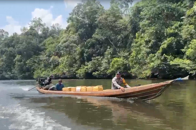 Petugas mengarungi Sungai Subayang, dalam misi mengantar logistik Pilkada ke 12 desa terpencil di Riau, Selasa (26/11/2024). Foto: kumparan