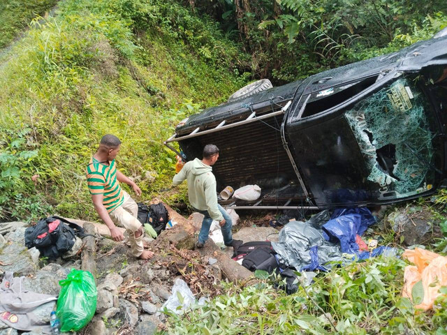 Mobil pengangkut logistik Pilkada yang jatuh ke jurang. Dok: Polda Maluku