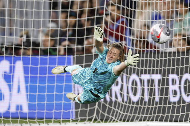 Alyssa Naeher saat adu penalti setelah waktu tambahan pada pertandingan sepak bola final Piala SheBelieves antara AS dan Kanada di Lower.com Field di Columbus, Ohio, (9/4/2024). Foto: Graham Stokes/AFP